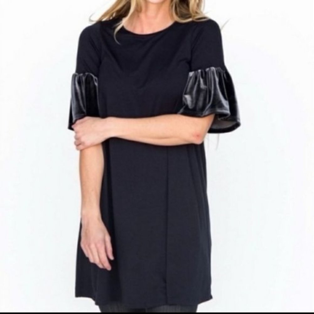NWT‎ Agnes and Dora Adore Velvet Sleeve Tunic Size Medium